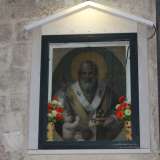 L'edicola che custodisce uno dei pi� bei dipinti di san Nicola, ideata da Vito Dentamaro e collocata in vico II San Francesco della Scarpa